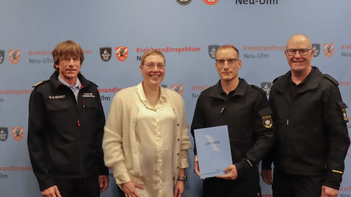 Kreisbrandrat Dr. Bernhard Schmidt (links), Landrätin Eva Treu (2. v. l.) und stellvertretender Leiter der Feuerwehr Neu-Ulm Michael Haitchi (rechts) gratulieren dem neuen Leiter der Kreiseinsatzzentrale Martin Müller (2. V .r.).