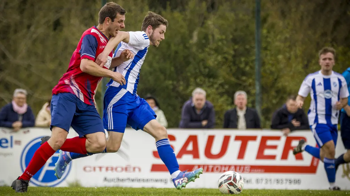 Optik, Fußball, Donau/Iller, Kreisliga B2, TSV Herrlingen (weiß/blau) gegen SGM Nellingen/Aufhausen (rot)