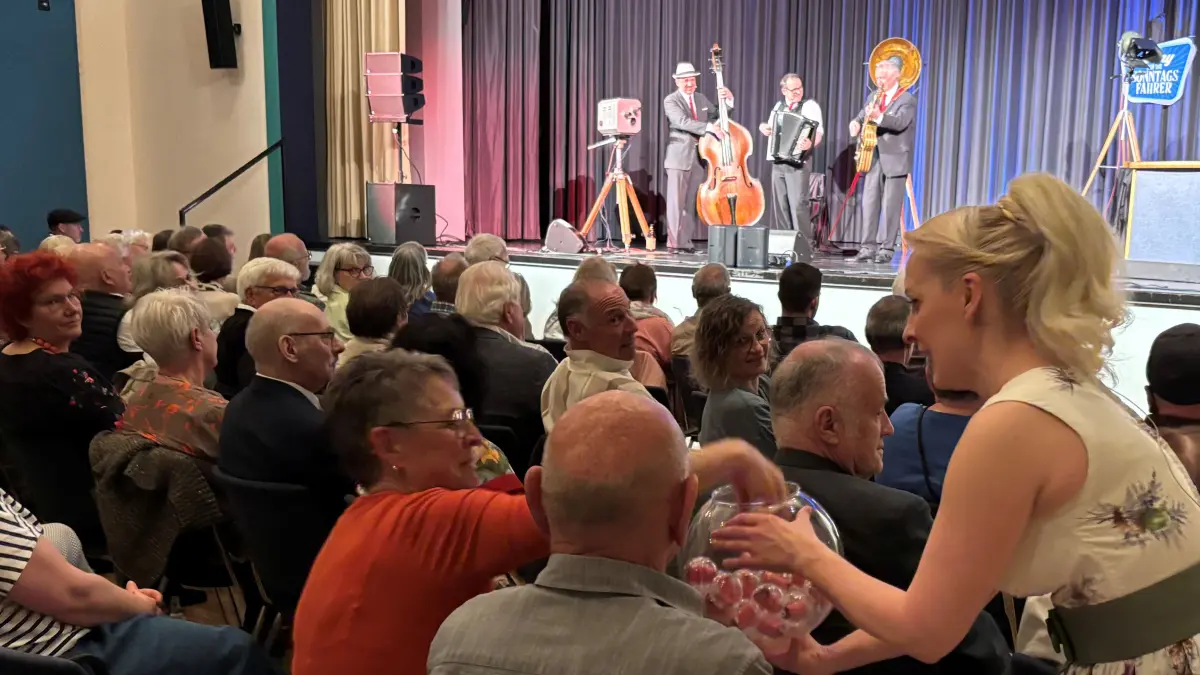 Die Ziehung der Lottozahlen. Leicht abgewandelt. Conny lässt Karin eine Kugel nehmen, und der nächste Schlager ist bestimmt.