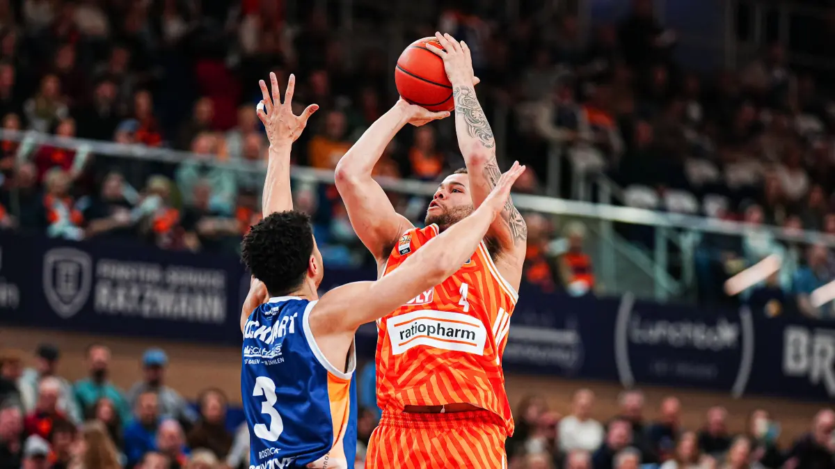 GER, Rostock Seawolves vs. Ratiopharm Ulm, Basketball, Bundesliga, Spieltag 30, Saison 2025/2026, 19.04.2026: Dominic Lockhart (Rostock Seawolves, #02), Christopher Ledlum (Ratiopahrm Ulm, #04)
GER, Rostock Seawolves vs. Ratiopharm Ulm, Basketball, Bundesliga, Spieltag 30, Saison 2025/2026, 19.04.2026
Foto: Eibner-Pressefoto/Marcel von Fehrn