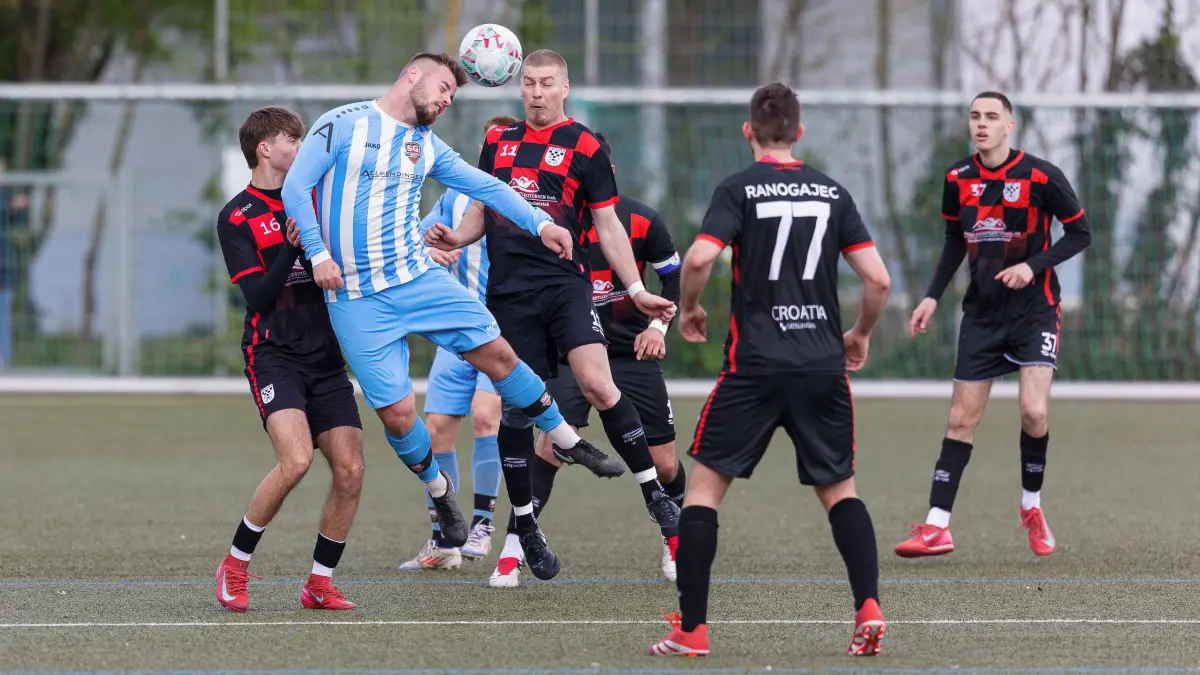 Fußball Kreisliga A3: Fußball Kreisliga A3; Croatia 2012 Geislingen - SGM Bad Überkingen/Hausen;
Philipp Keller (SGM Bad Überkingen-Hausen, #18) und Davor Tiborc (Croatia 2012 Geislingen, #11);
19.04.2026; Geislingen.
Foto: Thomas Madel