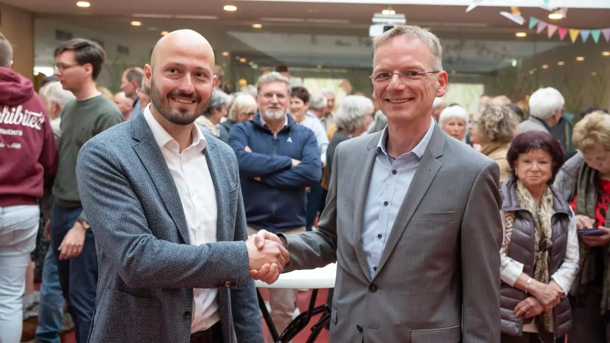 Das sind die Stichwahlgegner für die Ammerbucher Bürgermeisterwahl am 10. Mai: Lukas Haderlein (links) und Daniel Rudolph gratulieren einander gegenseitig.