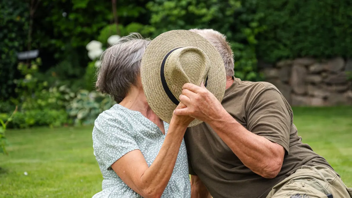 Ein älteres Pärchen küsst sich: ILLUSTRATION - Keine Scham! Eine Prostata-OP kann die Sexualität verändern. Gut, wenn Paare offen darüber sprechen. (zu dpa: «Was bedeutet eine Prostata-OP fürs Sexleben?») Foto: Benjamin Nolte/dpa-tmn - Honorarfrei nur für Bezieher des dpa-Themendienstes +++ dpa-Themendienst +++
