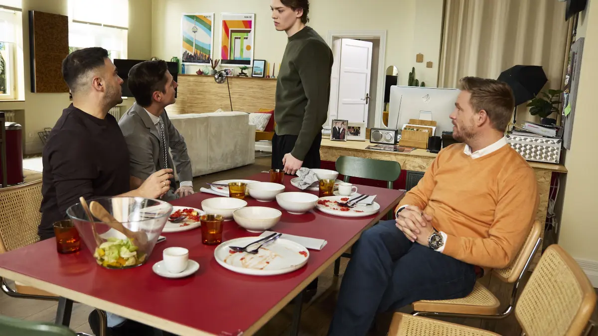 Ringo (Timothy Boldt, 2.v.l.) reagiert verständnislos, als er den wahren Grund für Julius' (Lennox Halm, 2.v.r.) Schulabbruch erfährt. Links Easy (Lars Steinhöfel), rechts Alexander (Frederic Heidorn)