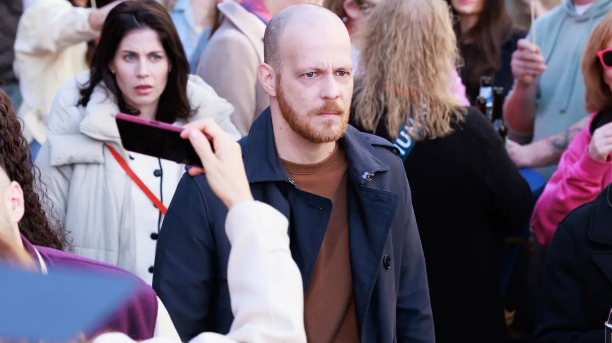 Tobias (Patrick Müller) lässt seine Freunde nach seiner harten Ansage erschüttert zurück. Links Sina (Valea Scalabrino)