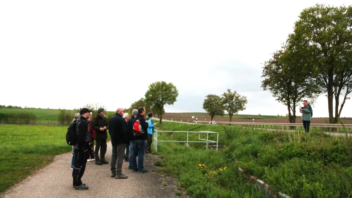 Der Straßenbau hält sich an keine Markungsgrenzen, sagt der ehemalige Wurmlinger Ortsvorsteher Hams-Dieter Bauschert. Hier steht er an der westlichen Grenze der Wurmlinger Exklave im Ammertal und verschafft seinen Gästen einen ersten Überblick.