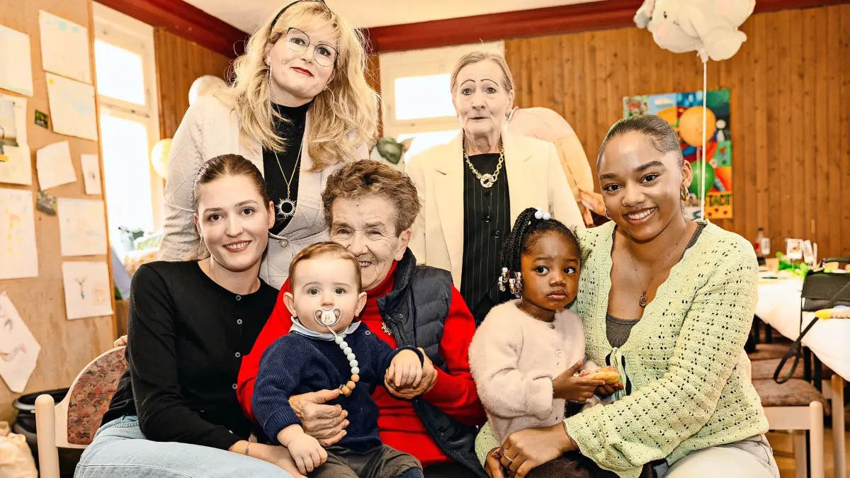 Fünf Generationen: Greta Nestele mit ihrer Tochter Sonja (3.v.r.), Enkelin Nicole (2.v.l.), zwei Urenkelinnen Sophie und Amaya (ganz links und ganz rechts) und den beiden Ururenkeln Liyan und Zayra.