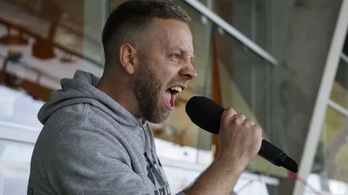 Ohne Leidenschaft und Überzeugung für eine Sportart geht es nicht, da ist sich Simon Bauer sicher. Als Stadionsprecher ist es seine Aufgabe, die Leute abzuholen oder Situationen auf dem Spielfeld einzuordnen.