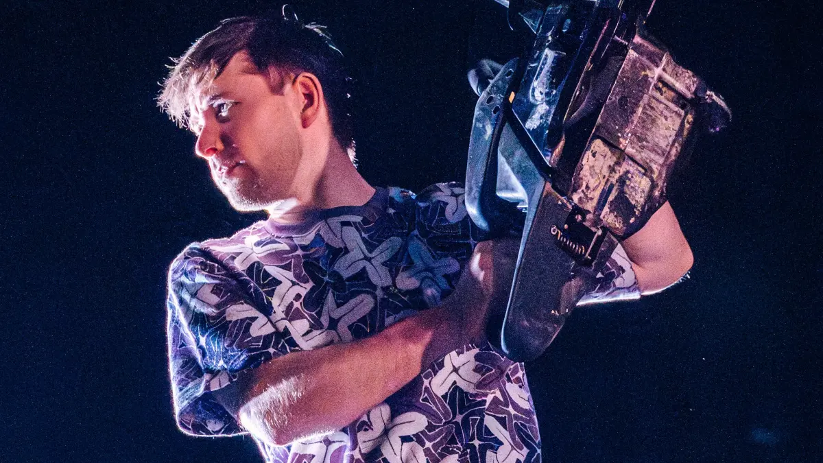 Am Ende triumphiert die Kettensäge über den gefallenen Kirschblütenblättern. Lopachin (Leo Kramer), im Hintergrund Anja (Emma Stratmann) und der Herr Nachbar (Gilbert Mieroph).