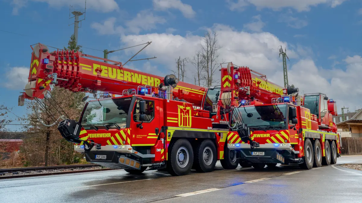 Die Feuerwehr München hat zwei baugleiche Feuerwehrkrane LTM 1070-4.2 von Liebherr übernommen.