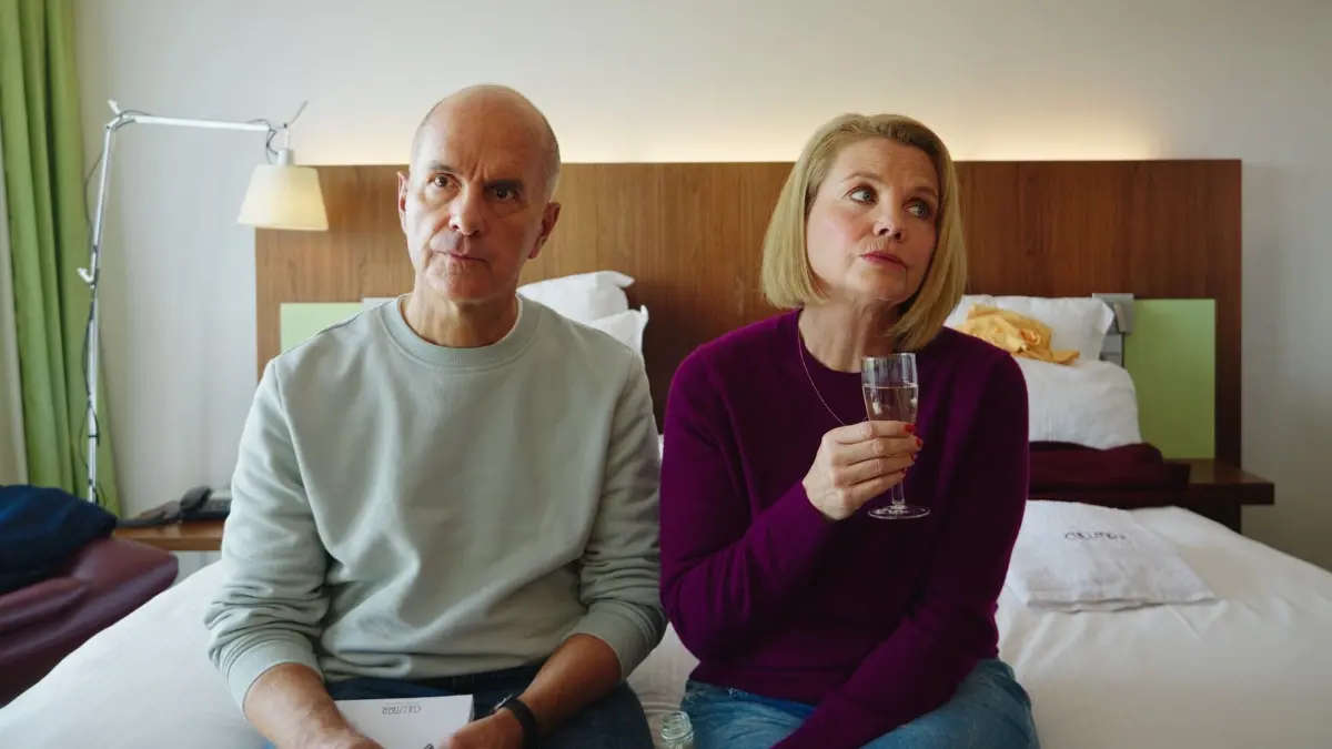 Anne Merz (Annette Frier) und ihr Ex-Mann Erik (Christoph Maria Herbst) nutzen den kurzen Moment der Ruhe, bevor das Chaos der anderen Familienmitglieder wieder losbricht.