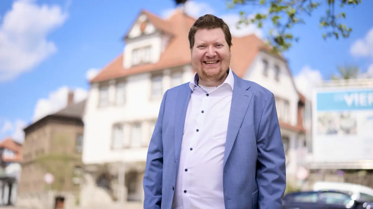 Jonas Mauch vor dem Gerabronner Rathaus. Am Samstag (18. April) hat er seine Bewerbung ums Bürgermeisteramt abgegeben.