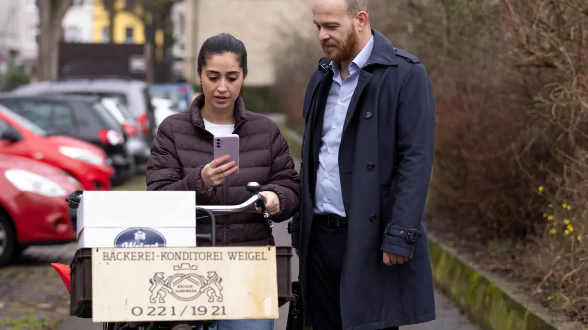 Tobias (Patrick Müller) und Esma (Özge Delioglan) wiegen sich in Sicherheit.