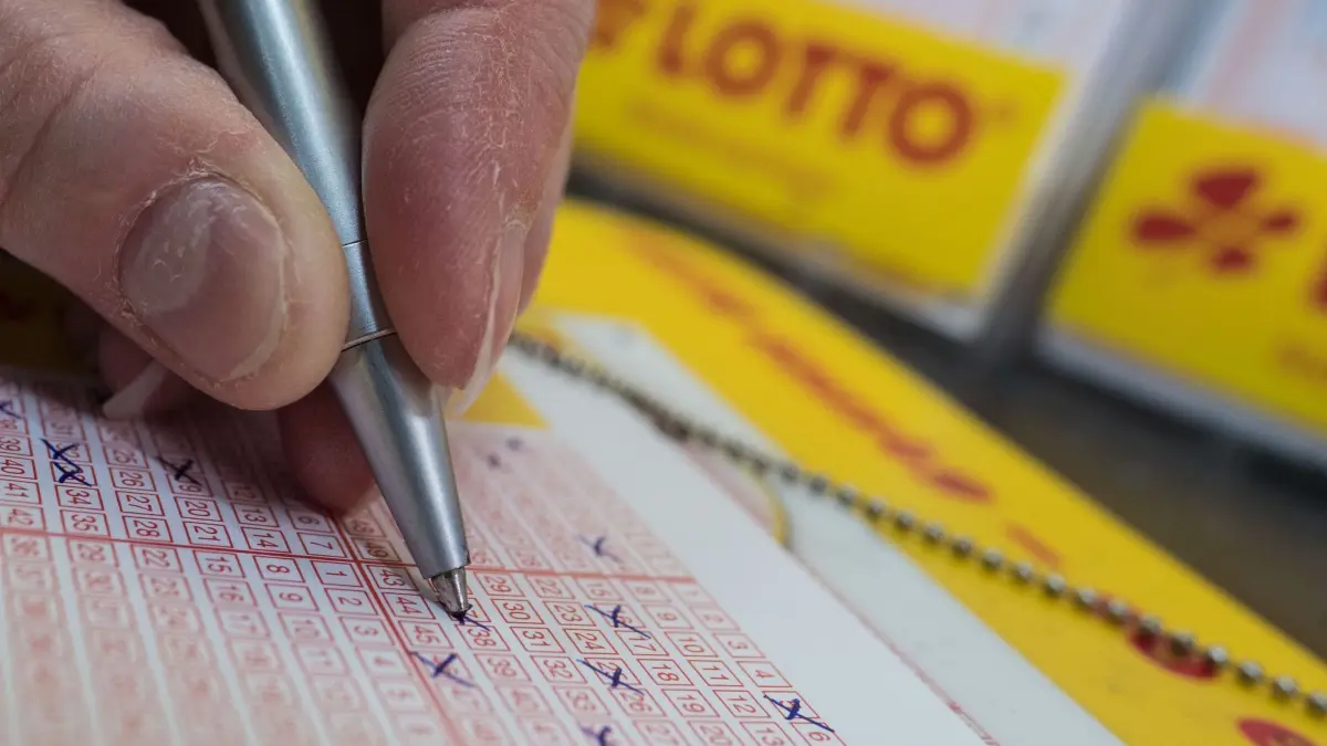 Lotto: ARCHIV - 28.12.2017, Niedersachsen, Hannover: Ein Mann füllt einen Lottoschein aus. (zu dpa: «Spiel 77: Knapp eine Million Euro im Kreis Fulda gewonnen») Foto: Peter Steffen/dpa +++ dpa-Bildfunk +++