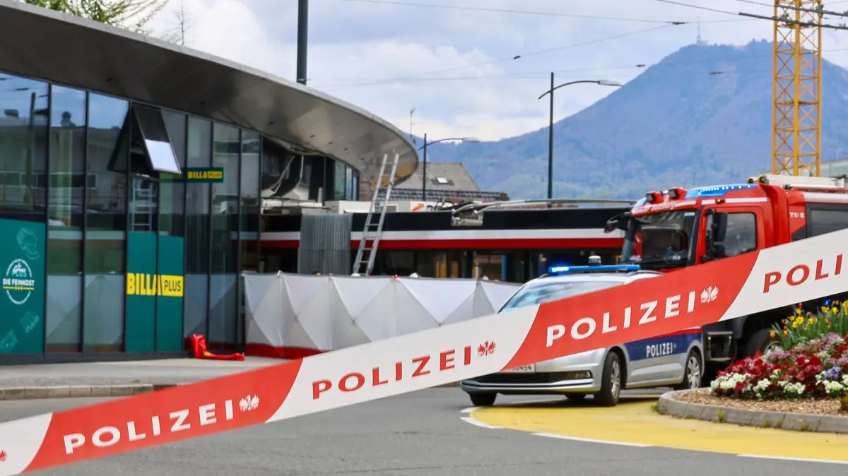 Bus fährt in Supermarkt in Salzburg: 20.04.2026, Österreich, Salzburg: Absperrband ist am Unfallort vor einem Supermarkt gespannt. In Salzburg hat ein Bus einen Supermarkt gerammt. Eine Person wurde getötet, weitere Menschen seien teils schwer verletzt worden. Foto: Fmt-Pictures - Mw/APA/dpa +++ dpa-Bildfunk +++