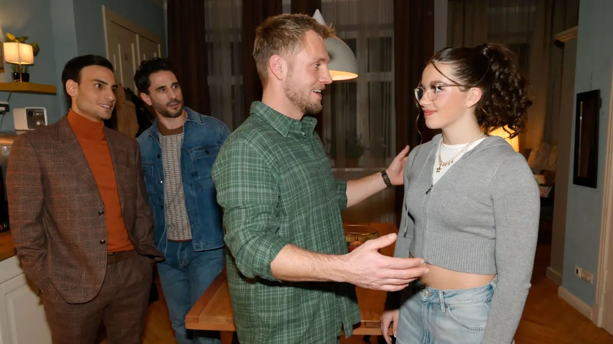 Paul (Niklas Osterloh, 2.v.r.), Nihat (Timur Ülker, l.) und Tobias (Jan Kittmann) sind überrascht, als Kate (r.) verwandelt aus Australien zurückkommt.