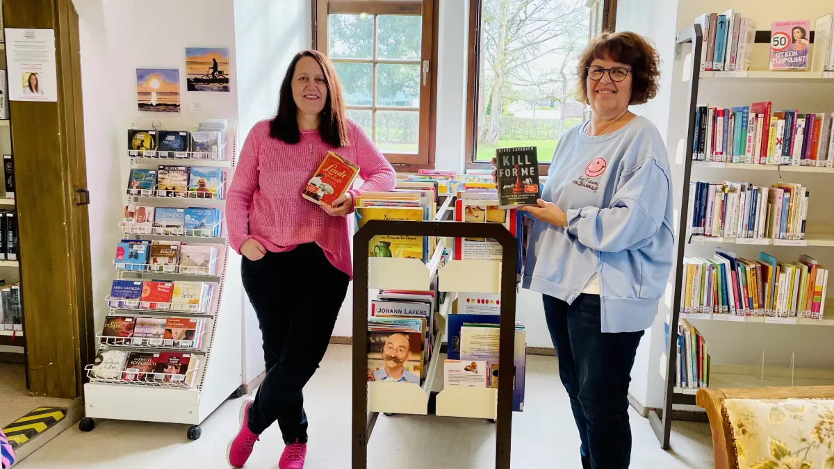 Yvonne Müller und Bettina Acker arbeiten in der Stadtbücherei Geislingen.