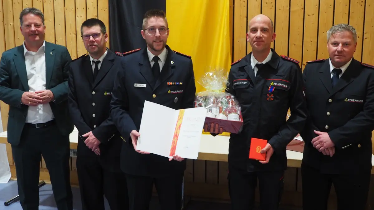 Eine ganz besondere Ehrung überreichten Bürgermeister Philipp Hahn, Gesamtstadtkommandant Frank Brecht, Kreisverbandsvorsitzender Stefan Jetter und 2. stellvertretender Gesamtstadtkommandant Thorsten Killmaier an Matthias Schimminger (ZWeiter von links). Dieser erhielt für seine Verdienste als Ausbildungsleiter das Ehrenkreuz in Bronze des Deutschen Feuerwehrverbandes.