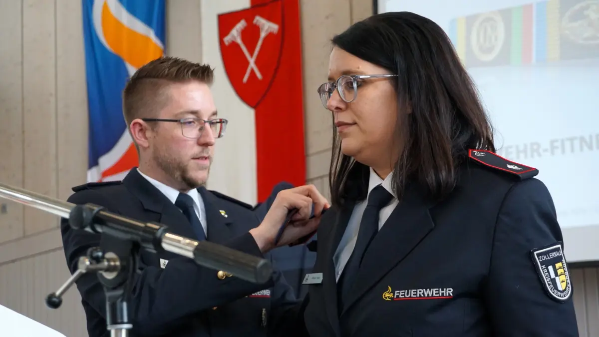 Neue Schulterklappen auf der Uniform von Monja Haas: Die Dormettingerin ist neue Stellvertreterin des Kreisfeuerwehrverbandsvorsitzenden Stefan Jetter.