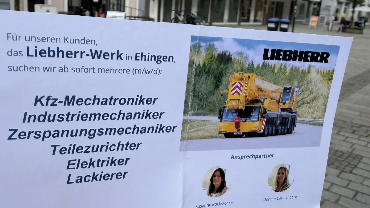 Jobs bei Liebherr in Ehingen: Eine Zeitarbeitsfirma sucht mit Flyern nach Mitarbeitern.