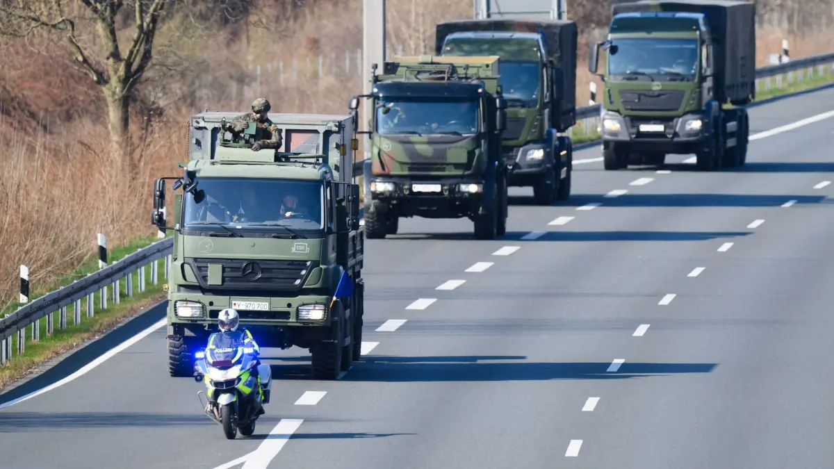 Symbolbild Bundeswehrübung: ARCHIV - 21.03.2025, Niedersachsen, Hannover: Ein Kolonne mit Fahrzeugen der Bundeswehr und schwer bewaffneten Soldaten fährt über die Autobahn A2 im Norden von Hannover. (zu dpa: «Großübung: Militärkolonnen rollen durch Hessen und Thüringen») Foto: Julian Stratenschulte/dpa +++ dpa-Bildfunk +++