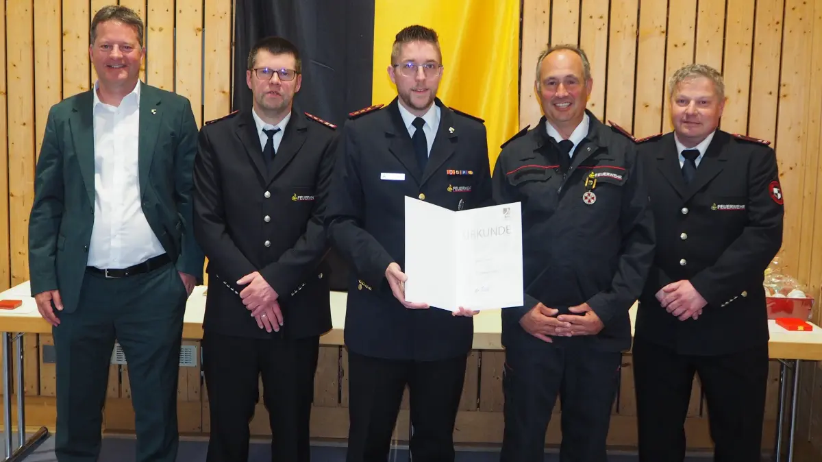 Die zweite besondere Ehrung erhielt Michael Binanzer (Zweiter von links). Er erhielt für seine 15-jährige Tätigkeit als stellvertretender Kommandant der Stadtabteilung und vor allem wegen seiner verbindenden Art im Feuerwehrwesen auf städtischer Ebene und im ganzen Kreis die Ehrenmedaille in Silber des Baden-Württembergischen Feuerwehrverbandes.