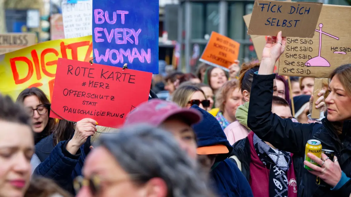 Demonstration „Gegen Patriarchale Gewalt“: ARCHIV - 28.03.2026, Nordrhein-Westfalen, Köln: Teilnehmer einer Demonstration "Gegen Patriarchale Gewalt" tragen Schilder mit. (zu dpa: «Weniger Straftaten - Mehr gewalttätige Kinder») Foto: Henning Kaiser/dpa +++ dpa-Bildfunk +++