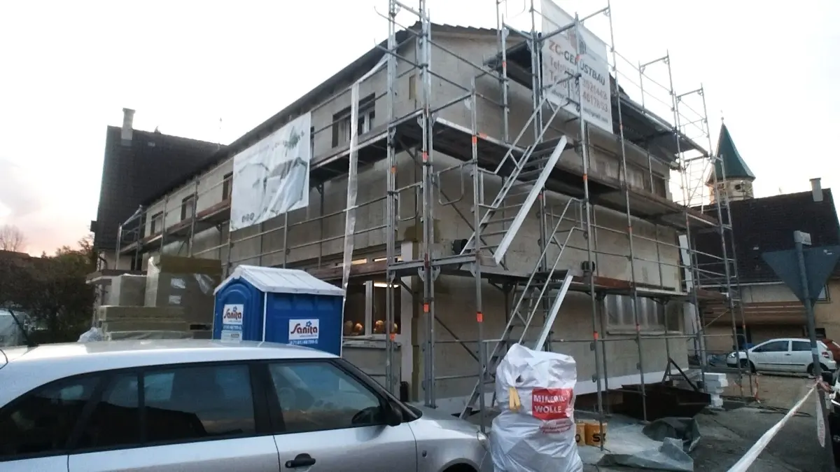 Seit kurzer Zeit ist die ehemalige Volksbank in Owingen eingerüstet, um auf die Fassade eine Außendämmung aufbringen zu können.