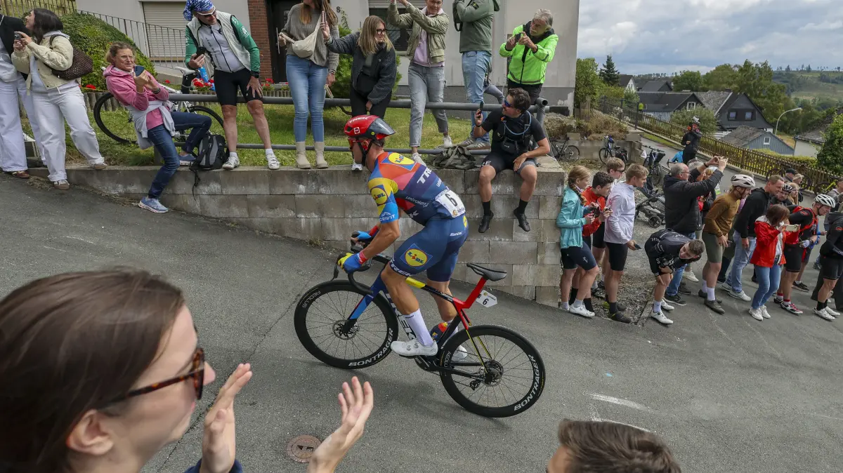 Radsport: Deutschland Tour, Arnsberg - Kassel (175,70 km), 3. Etappe. Edward Theuns aus Belgien vom Lidl-Trek Team quält sich die Hirschberger Wand hinauf. +++ dpa-Bildfunk +++