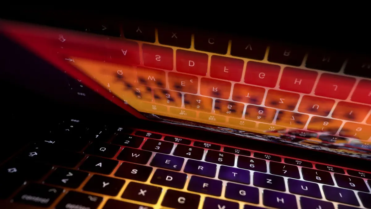 Aufgeklappter Laptop steht auf einem Tisch: ILLUSTRATION - Das Verbraucherportal «Watchlist Internet» warnt vor gefälschten Mails von Vorschussbetrügern. (zu dpa: «Gebrauchtwagen-Deal per Mail? - Wenn das mal kein Betrug ist») Foto: Karl-Josef Hildenbrand/dpa/dpa-mag - Honorarfrei nur für Bezieher des Dienstes dpa-Magazin +++ dpa-Magazin +++