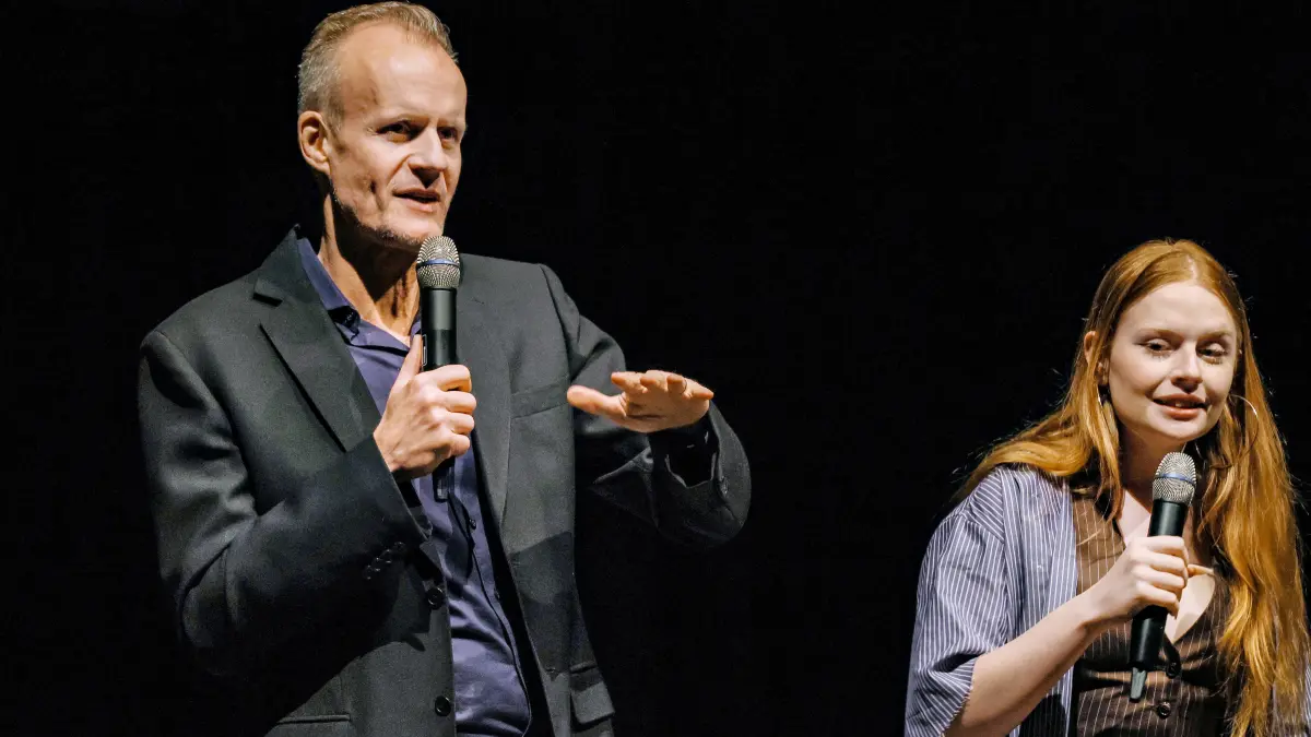 Toni und Max Uthoff machen zusammen Kabarett Gen X und Gen Z auf einer Bühne: "Einer zuviel" heißt das erste gemeinsame Kabarett-Programm von Max Uthoff - bekannt aus Die Anstalt - und seiner 18-jährigen Tochter Toni. Konzertkreis Triangel - Neubau-Saal