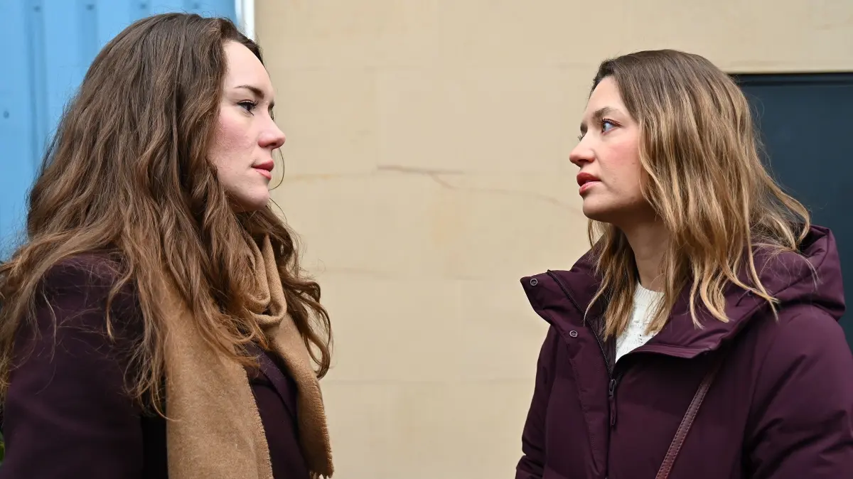 Nathalie (Amrei Haardt, r.) will Emmas (Luisa Binger) Lüge beweisen. Dazu holt sie sich Hilfe aus dem Krankenhaus.