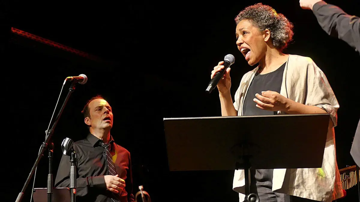 Jazz-Sängerin Fola Dada überzeugte im Uhinger Uditorium ebenso wie der Jazz-Trompeter Jo Kraus (links im Bild).