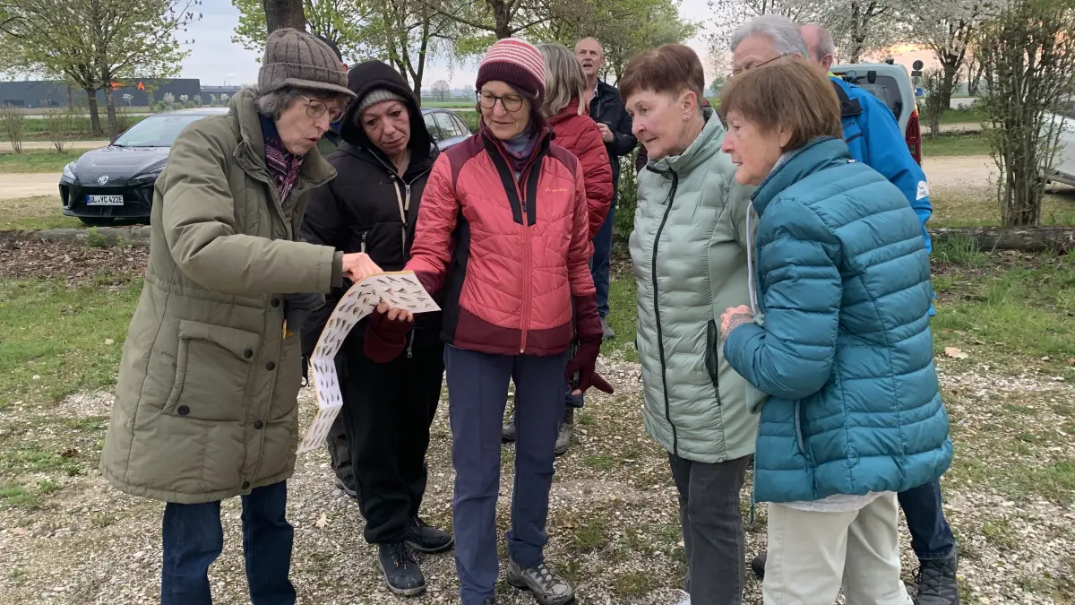 Rita Ruf (ganz links) vermittelt den Interessierten vogelkundliches Wissen.