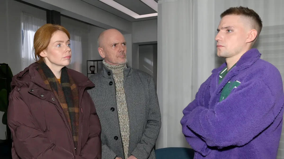 Moritz (Lennart Borchert) bestätigt vor Toni (Olivia Marei) und dem Beamten Lauras Alibi.