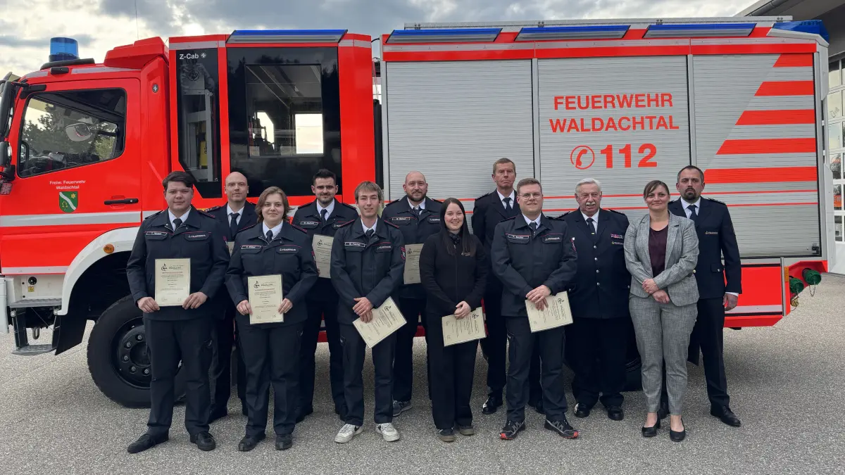 Die beförderten Feuerwehrkameraden mit (von rechts) Kreisbrandmeister Daniel Schwaderer, Bürgermeisterin Annick Grassi, Franz Wittich vom Kreisfeuerwehrverband und Kommandant Marco Nofz (Fünfter von rechts).