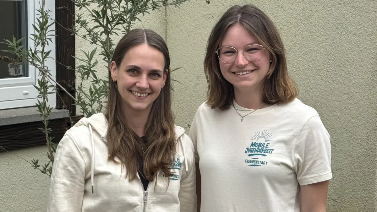 Die mobile Jugendarbeit in Freudenstadt liegt in den Händen von Annafrid Merz (links) und Carmen Folcz. Beide tragen die Shirts und Jacken mit neuem Logo nach der geänderten Trägerschaft.