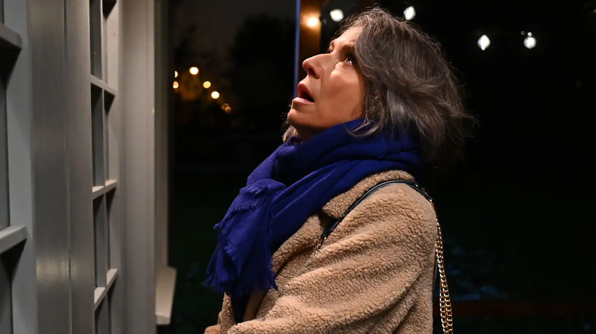 Daniela Ziegler (Berrit Arnold) unterläuft in ihrer Hektik ein folgenschwerer Fehler.