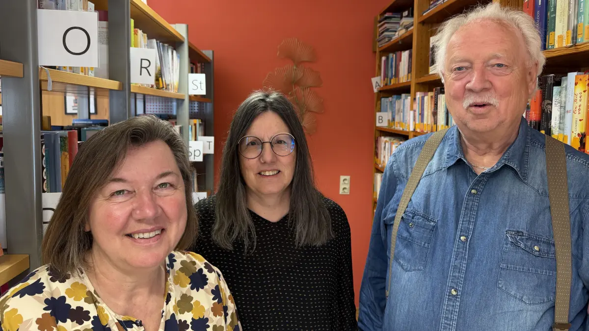 Monika Wannenmacher (von links), Vreni Scheibe und Lothar Pankler stellen das neue Digital-Angebot der Rangendinger Bücherei vor.