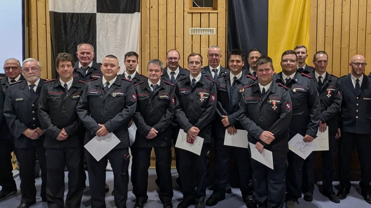 Zahlreiche Ehrungen seitens der Feuerwehr Hechingen und des Kreisverbandes wurden bei der Jahreshauptversammlung der Gesamtstadtwehr Hechingen vorgenommen. Darunter auch ganz besondere mit vielen Jahren der Zugehörigkeit zur Feuerwehr, nämlich: Helmut Bogenschütz und Hans-Hermann Beck für 50 Jahre, Franz Basler für 60 Jahre und Georg Bulach für stolze 70 Jahre Zugehörigkeit zur Freiwilligen Feuerwehr.