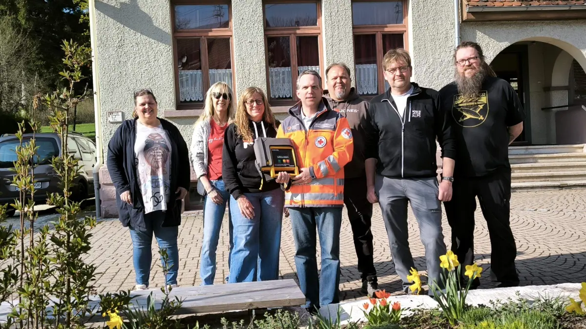 Auch die Alte Schule bekommt einen Defi. Dr. Krischan Spenger und Vorstandsmitglieder der „Kealänder“ bei der Defi-Präsentation.