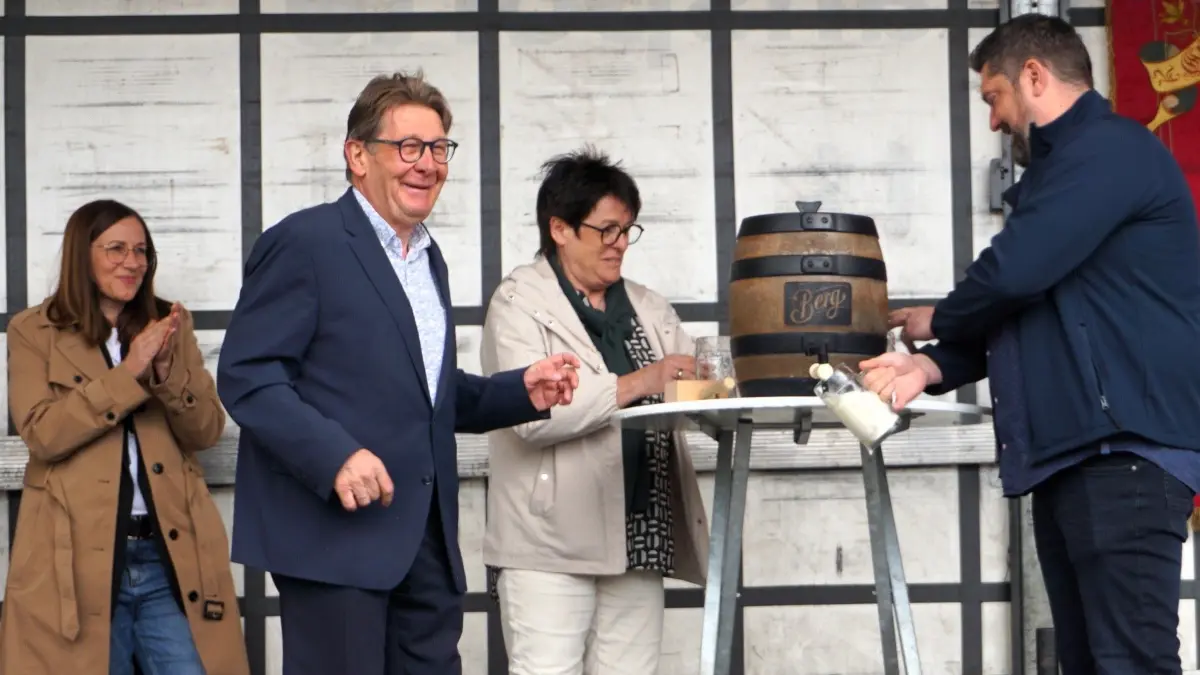 Der Fassanstich hat geklappt: Bürgermeister Karl-Josef Sprenger und die HGV-Vorsitzende Juliane Haas freuen sich, dass das Bier fließt.