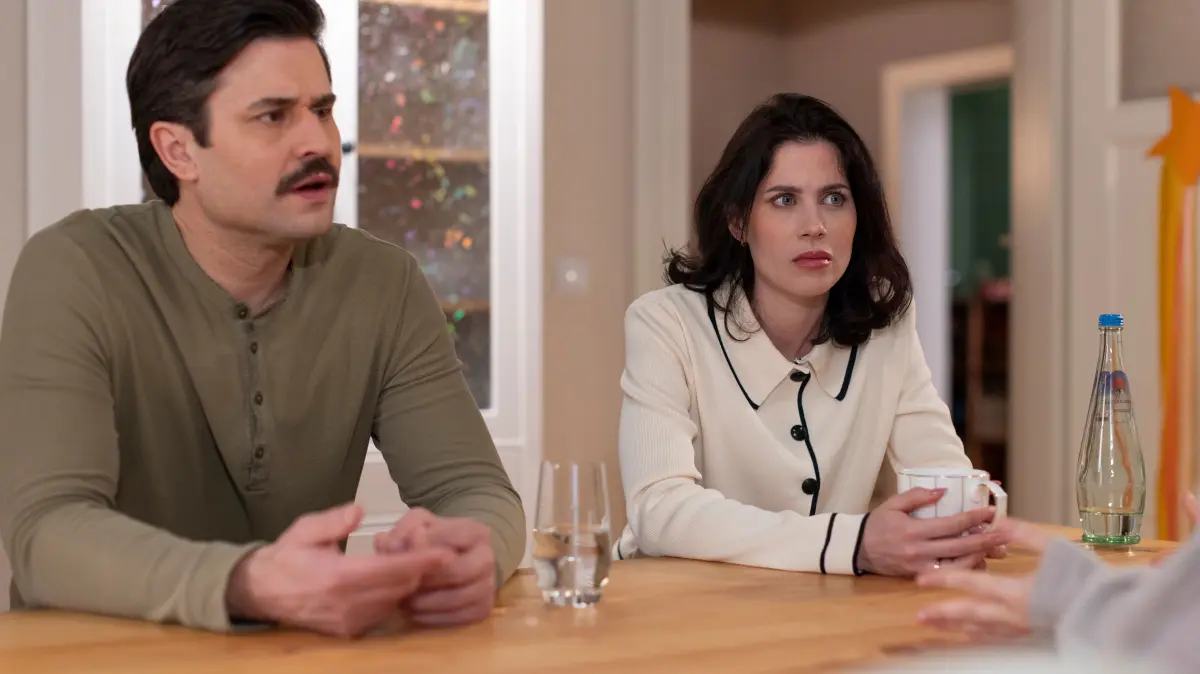 Paco (Milos Vukovic) und Sina (Valea Scalabrino) sind entsetzt, als Anna vorschlägt, Irenes Exhumierung in die eigenen Hände zu nehmen.