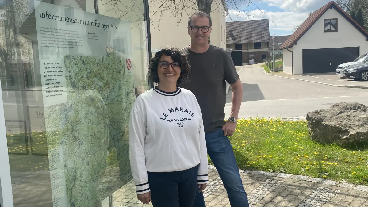Sofia Ernst von der Ehinger Lokalen Agenda und Josef Huber, OV von Altsteußlingen und zugleich Teil des ehrenamtlichen Dächinger Teams. Der Schlüssel zu dem kleinen Gebäude ist nebenan im Gasthof "Köhlers Krone" deponiert.