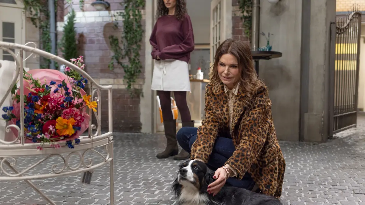 Britta (Tabea Heynig, r.) beobachtet überrascht Naomis (Nadine Menz) Ablehnung gegenüber Bandit.