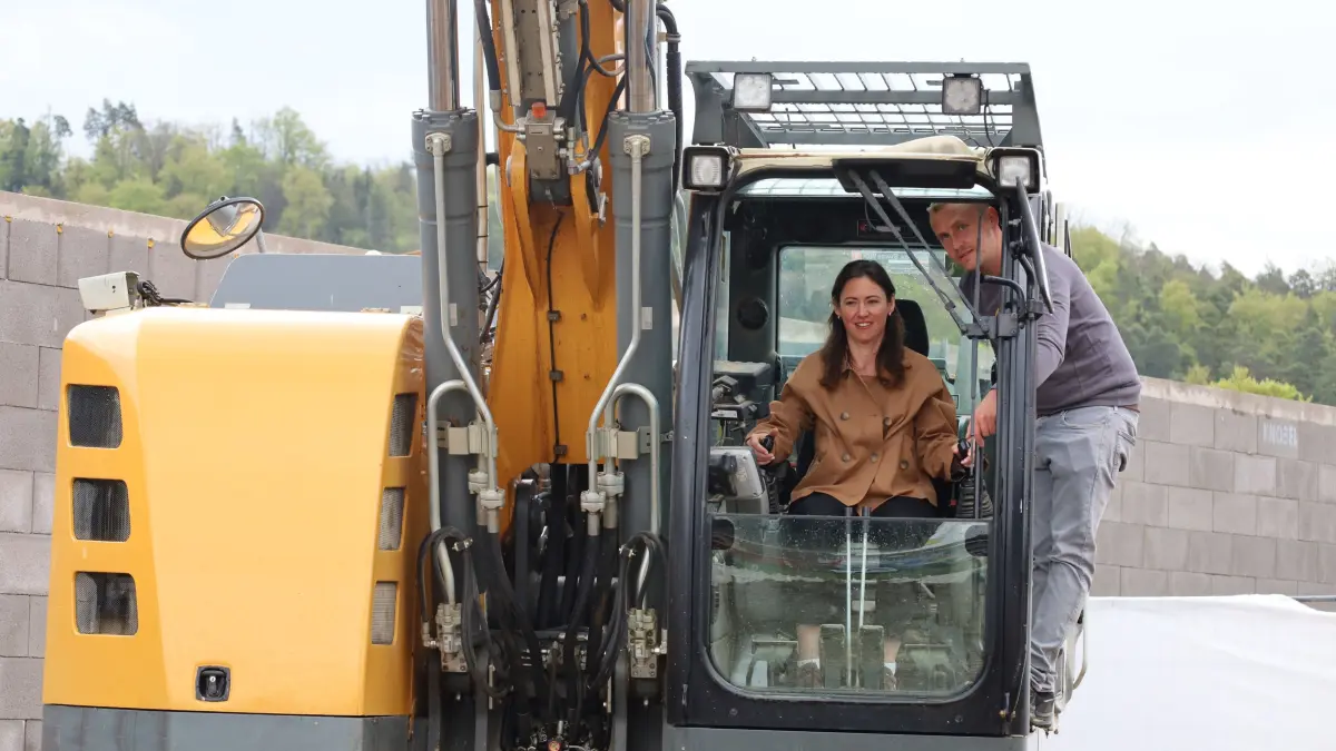 Ortsvorsteherin Diana Arnold versucht sich als Baggerfahrerin.