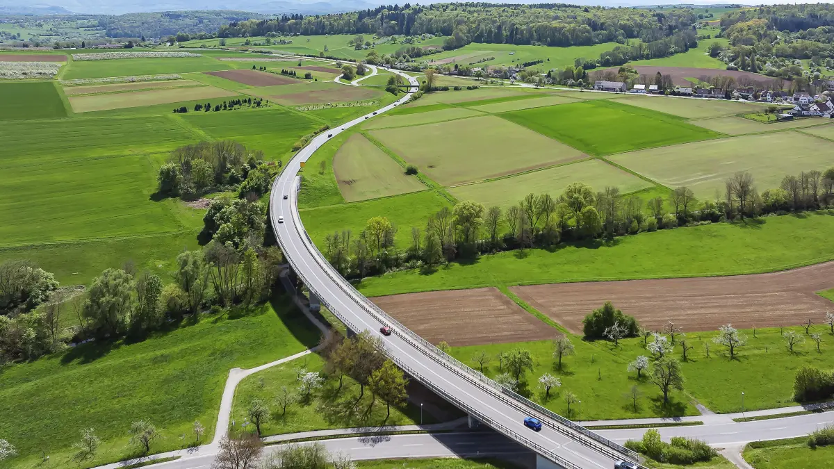 Marode Brücken. Aichtalbrücke im Zug der Bundesstraße B 312. Die 1161 Meter lange Brücke muss abgerissen und ersetzt werden. Aichtal, Baden-Württemberg, Deutschland, Europa