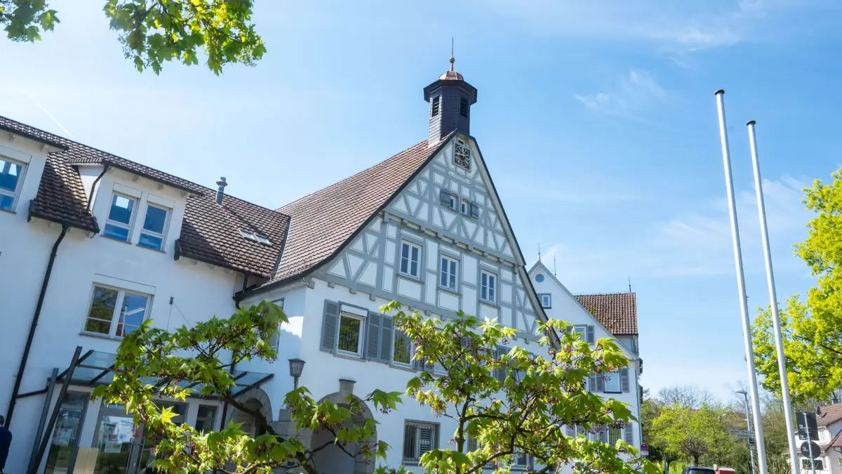 Fotos im Hochformat vom Uditorium und vom Uhinger Rathaus für Aktion "Hier sind wir zu Hau