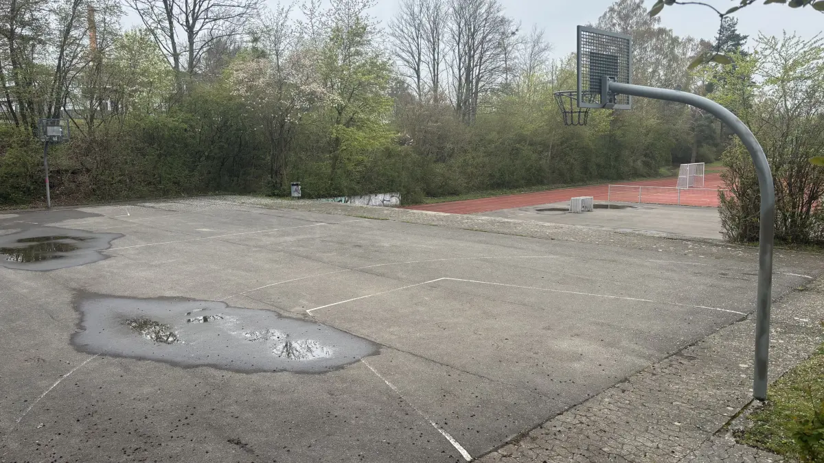 Der Basketballplatz muss voraussichtlich einer neuen Sporthalle weichen. Bei einem Jugendhearing am 24. April soll diskutiert werden, wohin der Platz umziehen soll.