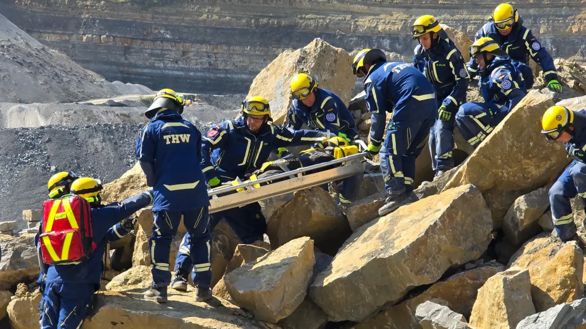 Die Drohne des Haller Ortsverbands hat den Verschütteten gefunden. Der Künzelsauer Ortsverband des Technischen Hilfswerks rettet den fiktiv Verletzten aus schwierigem Gelände.